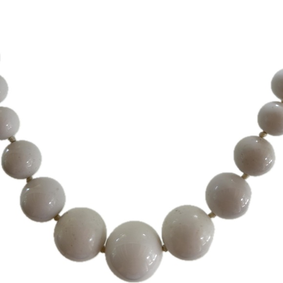 Vintage mid-century white graduated chunky beaded necklace made in Japan 14”+4” - Picture 12 of 12